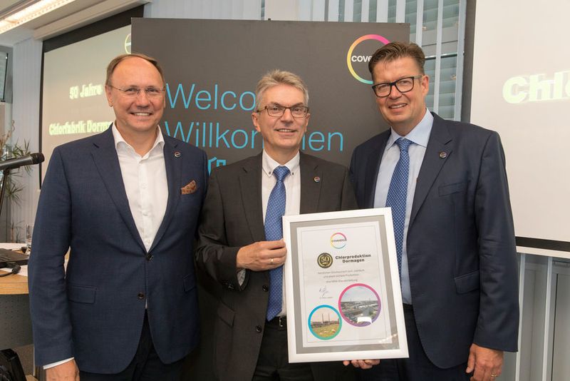 Eine Urkunde von der Standortleitung: NRW-Standortleiter Klaus Jaeger, Betriebsleiter Johann Rechner und Vorstandsmitglied Klaus Schäfer (v.l.) bei der Jubiläumsfeier am Dormagener Werk. (Covestro)