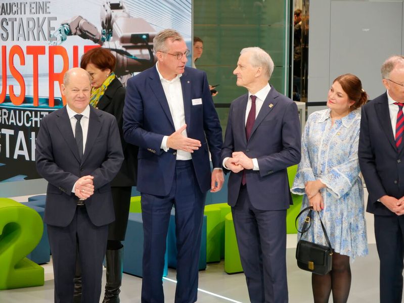 Auch Gunnar Groebler, Vorstandsvorsitzender Salzgitter AG, betonte die Vorteile grüner Energie. Mithilfe von Wasserstoff könnte die Stahlproduktion massiv CO2 einsparen, erklärte der Vorstand den beiden Regierungschefs sowie Cecilie Myrseth (rechts), der Wirtschaftsministerin von Norwegen.  (Bild: Sandro Kipar/VCG)