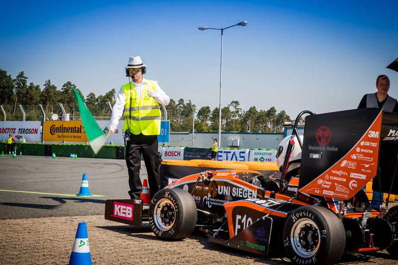 Bereits seit 10 Jahren kämpfen Studententeams aus aller Welt am Hockenheimring bei Formula Student Germany mit ihren selbstkonstruierten Rennboliden um den Sieg. (Formula Student Germany/ Bergan)