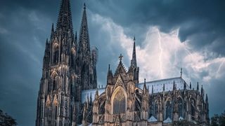 Effektiver Personenschutz für Besucherplattform und Dombauhütte. (Das Bild dient ausschließlich der illustrativen Darstellung des Themas und zeigt kein reales Foto der Installation am Kölner Dom.) (Bild: © Coptr Symbolbild / KI-generiert)