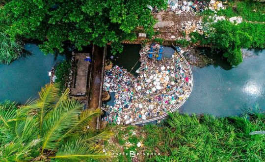 Plastic Fischer nutzt schwimmende Barrieren, um Plastikabfälle aus Flüssen zu sammeln. Dank der finanziellen Unterstützung von igus konnten bereits 3.340 kg Plastik in Kanput und Mangaluru gesammelt werden, was mehr als 150.000 Plastiktüten entspricht. Plastic Fischer nutzt schwimmende Barrieren, um Plastikabfälle aus Flüssen zu sammeln. Dank der finanziellen Unterstützung von igus konnten bereits 3.340 kg Plastik in Kanput und Mangaluru gesammelt werden, was mehr als 150.000 Plastiktüten entspricht.