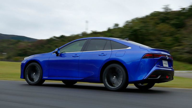 Mit 63.900 Euro abzüglich der knapp 10.000 Euro Umweltbonus fährt das Brennstoffzellenauto kostenmäßig nun in der üblichen Business-Klassen-Liga mit. (Toyota)