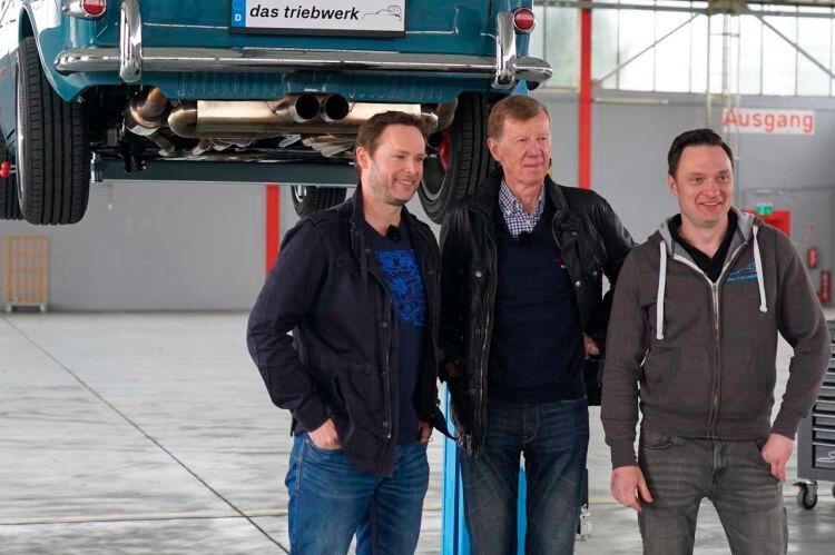 (v. li.) VOX-Moderator Alex Bloch, der die Idee zum Fahrzeug lieferte, neben Walter Röhrl und Christian Wilms, Geschäftsführer von „Das Triebwerk dtw“. (#janbürgermeister)