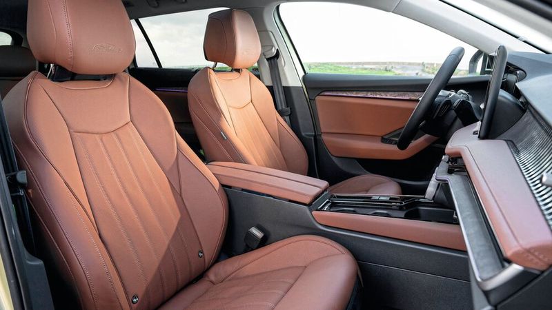 Auf Wunsch gibt es hochwertiges Leder oder offenporiges Holz. (Bild: Skoda)