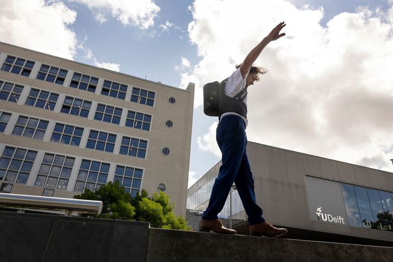 Ein innovativer Rucksack verlangsamt die Bewegung des Oberkörpers und gibt mehr Zeit, das Gleichgewicht wiederzufinden.(Bild:  TU Delft)