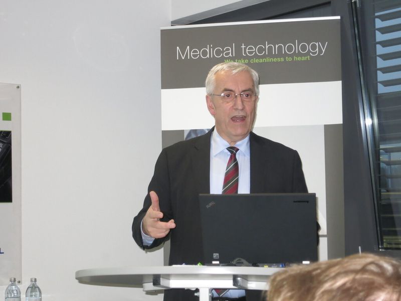 Professor Dr. Georg Steinbichler, Engel Austria: „Granulatzufuhr mit Vortrocknungstemperatur erspart bis zu 25 Prozent Energie.“ (Bild: Reinhardt)