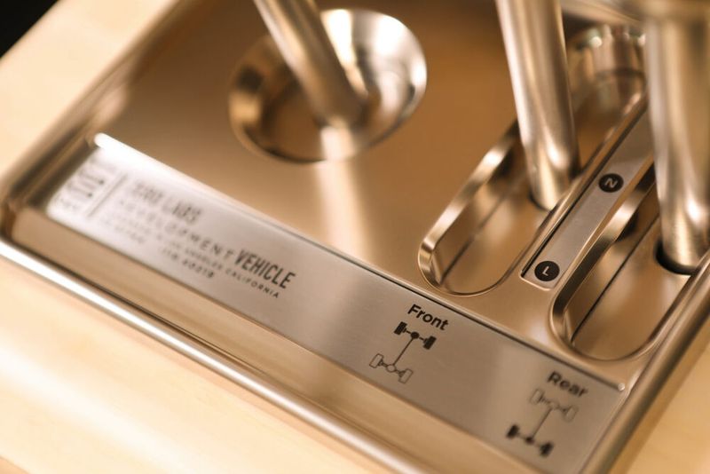 Sowohl in Vorder- als auch Hinterachse kann jeweils ein E-Motor integriert werden. (Bild: Zero Labs)