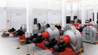 Noch werden die Siebschneckenzentrifugen im neuen Zentrifugen-Technologiezentrum in Mülheim an der Ruhr zusammengebaut, doch schon bald liefert Siebtechnik diese Maschinen zur Pottascheherstellung nach China. (Bild: Siebtechnik/Fotolia © anekoho)