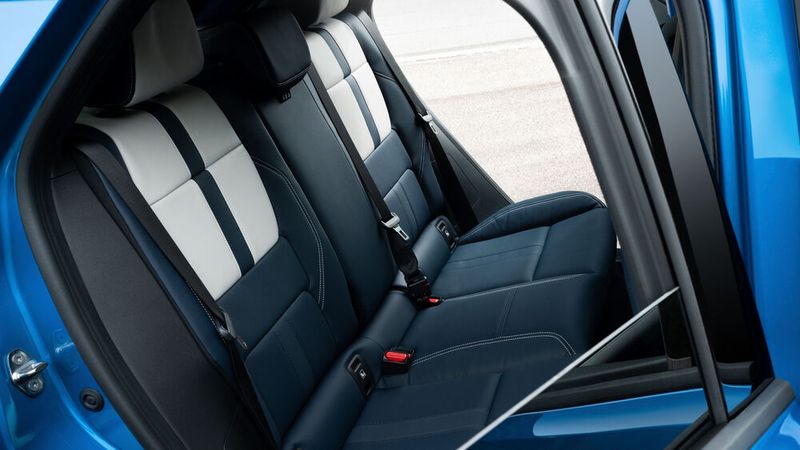 Im Fond wird es für Erwachsene eng. (Bild: Alpine)