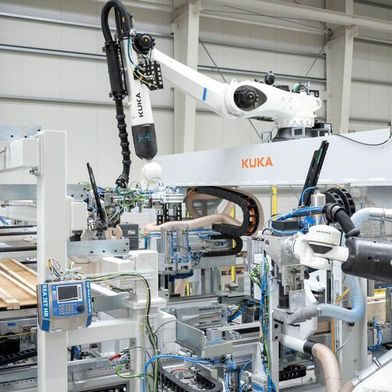 Dieses Kuka-Robotersystem agiert bald im australischen Adelaide beim Unternehmen 5North. Es automatisiert etwa die Fenster- und Türenfertigung, indem es Aussparungen einarbeitet. Lesen Sie mehr dazu ... (Bild: Kuka)