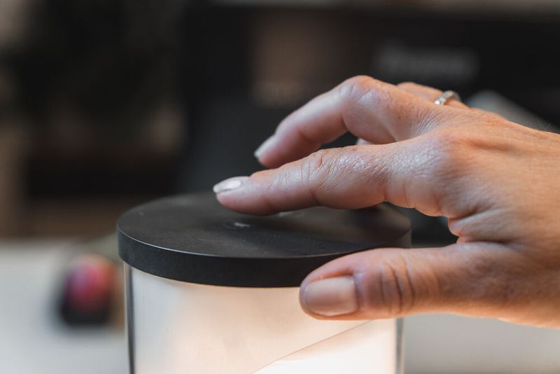 Nachdem der Nutzer seinen individuellen Tageslichtzyklus über eine App auf seinem Smartphone eingestellt hat, startet Energy-By-Light in den Morgenstunden mit einer warmen Farbe und einer Lichtintensität von 500 Lux. (Bild: Bakker Elkhuizen)