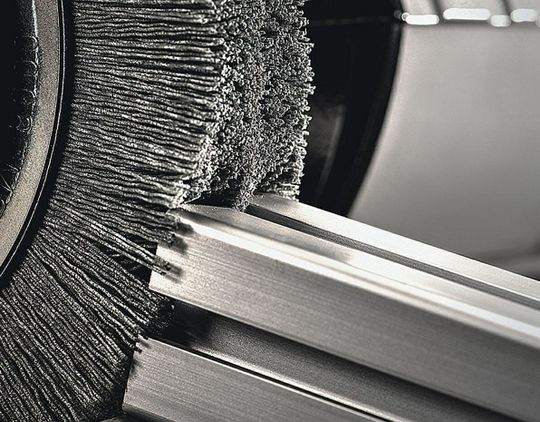 (Das rein mechanische Arbeitsprinzip von Entgratbürsten beruht auf ihrer Rotationsbewegung, wobei sich die Umfangsgeschwindigkeit stets am Einsatzfall orientiert. Zustellung und Vorschub können sowohl werkzeug- als auch werkstückseitig erfolgen.  Bild: Kullen-Koti)