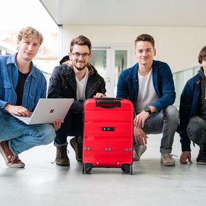Die Studenten Nick Kempel, Joshua Arens, Joshua Summa und Till Mertin (v.l.n.r.) von der Universität des Saarlandes haben einen intelligenten Koffer entwickelt, der das Reisen künftig stressfreier machen soll. 