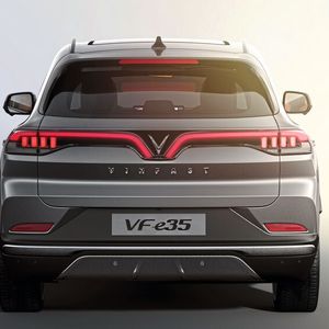 Optisch ist das fast durchgängige Lichtband ein Erkennungsmerkmal, das sich mittig im Heck zu einem „V“ formt.(Bild:  Vinfast)