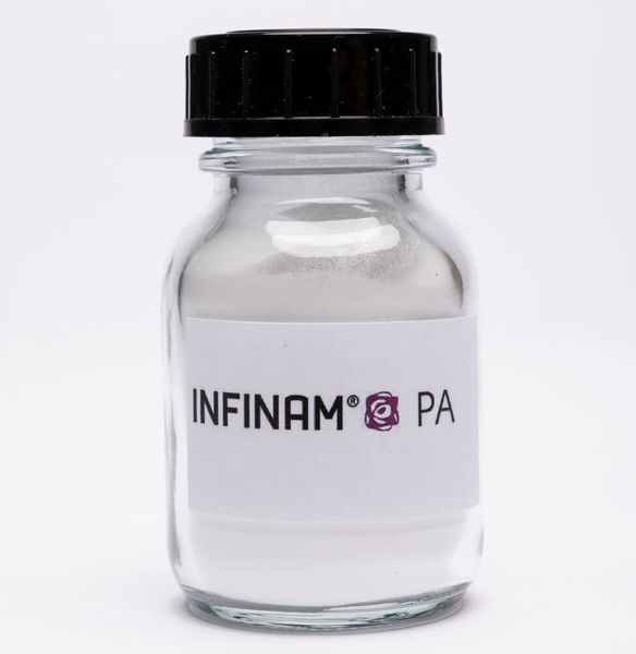 Evonik (Halle 12.1, Stand C59) hat für seine PA12-Pulver der Marke Infinam die Gesamtökobilanz verbessert. Die neuen nachhaltigen Polyamid-12-Pulver werden unter Einsatz regenerativer Energien im Chemiepark Marl hergestellt. (Bild: Evonik Industries)