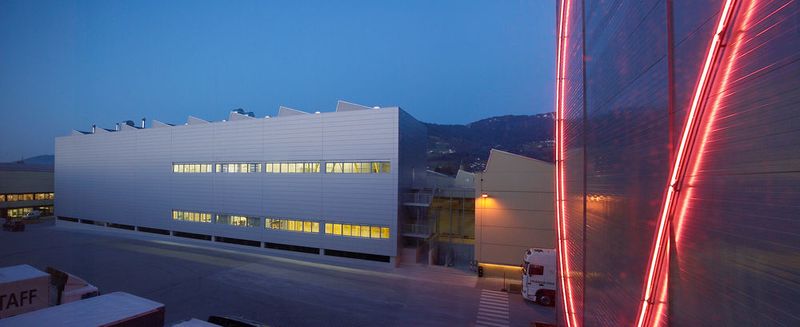 Das Leuchtenwerk Dornbirn der Zumtobel Group wurde mit einer neuen Beschichtungsanlage ausgestattet. (Bild: Trilogiq)