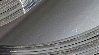 Große Radien in großen Blechen lassen sich mit einer Schwenkbiegemaschine wesentlich einfacher herstellen als mit einer Abkantpresse. (Bild: RAS Reinhardt Maschinenbau)