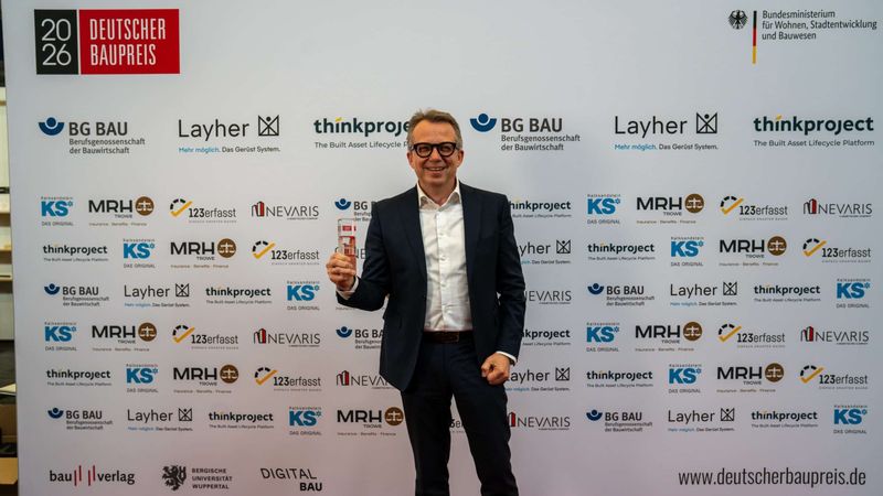 Ein glücklicher Gewinner: Rolf Scharmann, Geschäftsführer der  Augel GmbH, freut sich über den zweiten Platz in der Kategorie  „Unternehmen bis 150 Mitarbeitende".   (Bild:  Bauverlag BV GmbH)