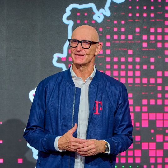 Tim Höttges, CEO der Deutschen Telekom, präsentierte in München die neue KI-Fabrik.(Bild:  Deutsche Telekom AG/Cindy Albrecht, Robert Dieth)