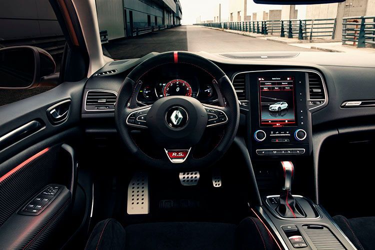 Im Innenraum nutzen die Franzosen rote Ziernähte, um das RS-Modell vom GT abzuheben. (Renault)