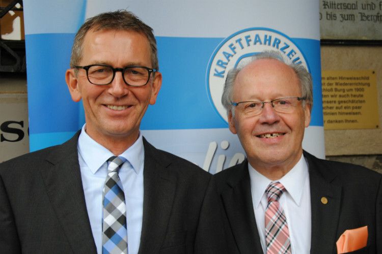 Ernst-Robert Nouvertné (re.) war neun Jahren Präsident beim Kfz-Gewerbe NRW. Er hinterlässt seinem Nachfolger Frank Mund einen gut aufgestellten Verband. (Foto: Baeuchle)