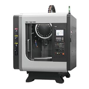 Komatech KT 420 : un centre d’usinage compact et rapide à porte-outil BT30, conçu pour optimiser les temps de cycle et garantir une haute productivité dans un espace réduit.(Source :  Tolus Group)