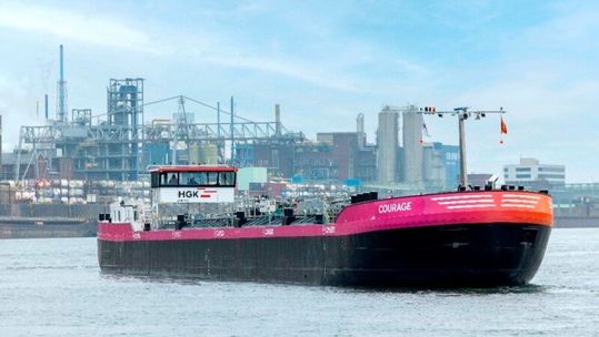Erfolgreicher Test auf dem Rhein inklusive Beladung! Das emissionsarme Niedrigwasserschiff Courage wird Covestro-Kunden von nun an mit Fertigprodukten aus NRW versorgen. Das Schiff sowie die Schwester namens Curiosity sind, wie betont wird, auch ready for Future Fuel. Erfolgreicher Test auf dem Rhein inklusive Beladung! Das emissionsarme Niedrigwasserschiff Courage wird Covestro-Kunden von nun an mit Fertigprodukten aus NRW versorgen. Das Schiff sowie die Schwester namens Curiosity sind, wie betont wird, auch ready for Future Fuel.