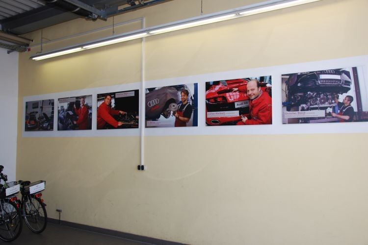 In der Direktannahme präsentiert das Autohaus stolz seine Mitarbeiter. (Foto: Holz)