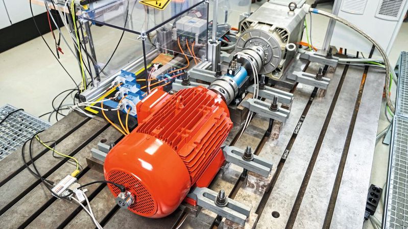 Der erste Prototyp der Synchronreluktanzmaschine bei Ben auf dem Prüfstand: Geprüft wird u. a., ob Wirkungsgrad, Bemessungspunkt, Drehmoment und Drehzahl, wie vorher ausgelegt, erreicht werden können.  (Bild:  Ben Buchele)