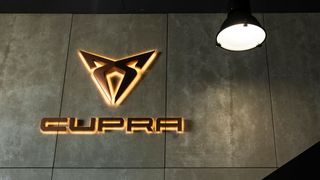 Cupra will den Lifestyle in der realen Welt online fühlbar machen. Zudem wird der Vertrieb immer weiter ins Netz verlagert. Mit den Bedingungen ist das Handel allerdings nicht einverstanden. (Bild: Seat)