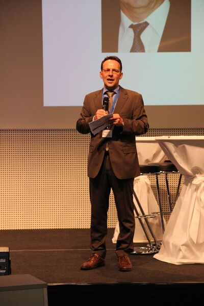 Professor Leon Urbas von der TU Dresden moderierte den ersten Tag des Digital Plant Kongresses. (Bild: Ernhofer/PROCESS)