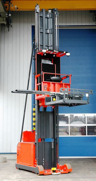 Automatisierter Schmalgangstapler für den Einsatz im Hochregallager. (Bild: MLR)