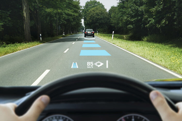 Beispielsweise zeigt der Abstandswarner die Entfernung zum vorausfahrenden Fahrzeug scheinbar auf der Straße an. (Foto: Continental)