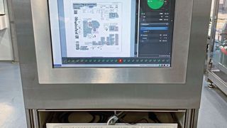 Das Prüfsystem besteht aus Software und Hardware, wie Rechner.   (Bild: Vitronic)