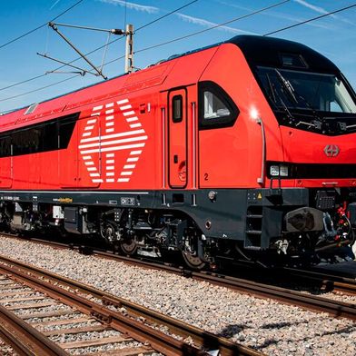 At InnoTrans, Stadler is unveiling for the first time its new four-axle EURO DuFour locomotive for freight service, which SBB Cargo has ordered. Compared to the existing fleet, it is expected to be significantly more energy-efficient in operation. (Image:Stadler)