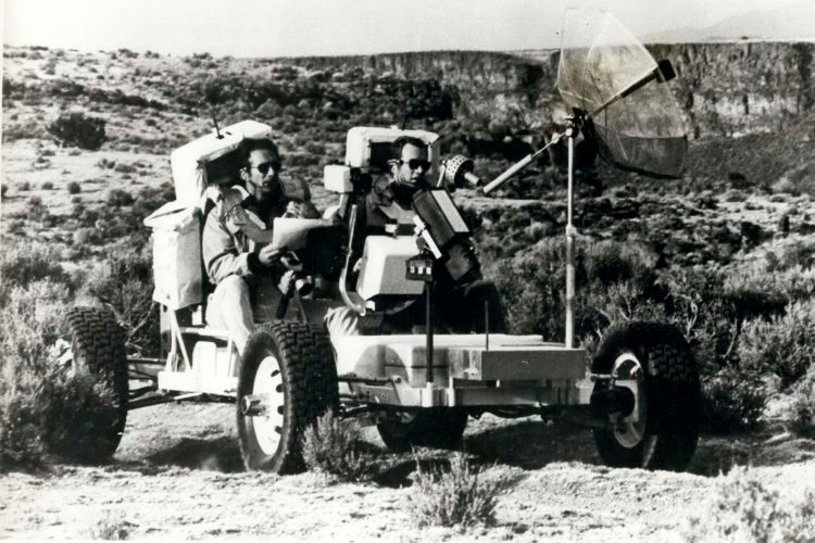 Die beiden Apollo-15-Astronauten James B. Irwin and David R. Scott testen 1968 einen Buggy, ähnlich dem des Mondfahrzeugs „Grover'“ an einer Rio-Grande-Schlucht im US-Bundestaat New Mexico. Hier erwarteten die Experten ein ähnliches geologisches Umfeld wie im Hadley-Appenine-Gebiet auf dem Mond, auf dem die beiden im Juli landen sollten. (picture alliance / ZUMA Press)