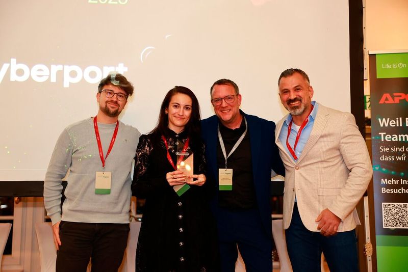Cyberport freute sich über die Auszeichnung E-Commerce Partner 2025: (v. l.) Tom Weigt, Evelyn Pop (Cyberport), Stefan Knerrich (APC) und Ünal Özcan (Bild: Schneider Electric)