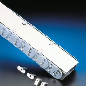 Stahlbandabdeckungen schützen die geführten Leitungen vor rauen Umgebungsbedingungen. Wie bei diesem Produkt der Steel-Line sind sie auch in Kunststoff- und Hybridenergieführungsketten einsetzbar