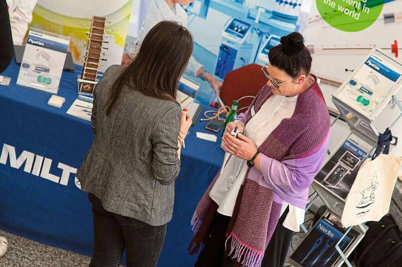 Entscheidend für viele Besucher ist das „Hands on“-Prinzip. Hier kann man Verbrauchmaterialien oder Pipetten selbst anfassen und ausprobieren.  Mehr Infos zu den kommenden LAB-SUPPLY-Messen finden Sie auf www.lab-supply.info (Bild: Stefan Stark)