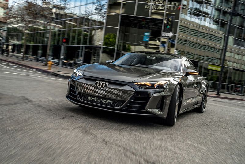 Mit 496 Zentimetern Länge, 196 Zentimetern Breite und nur 138 Zentimetern Höhe ist der Auftritt extrem. (Audi)