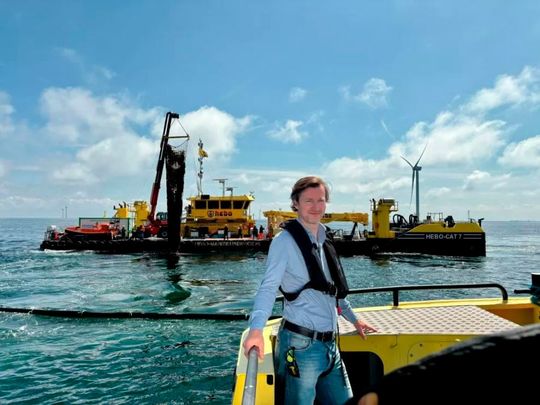 Eef Brouwers, Managing Director von North Sea Farmers, bei der weltweit ersten kommerziellen Ernte von Zucker-Kelp zwischen Offshore-Windturbinen der AWS-Cloud vor der niederländischen Küste.(Bild:  AWS)