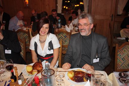 Norbert Lindermeier von CPI und Maria Strazzeri von der IT-BUSINESS Akademie ließen es sich schmecken. (Archiv: Vogel Business Media)