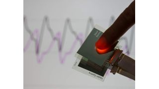 Der Sauerstoffgehalt im Blut lässt sich mit Sensorfolien messen, die Lichtquellen und Photosensoren auf kleiner Fläche kombinieren  (Bild: Holst Centre)