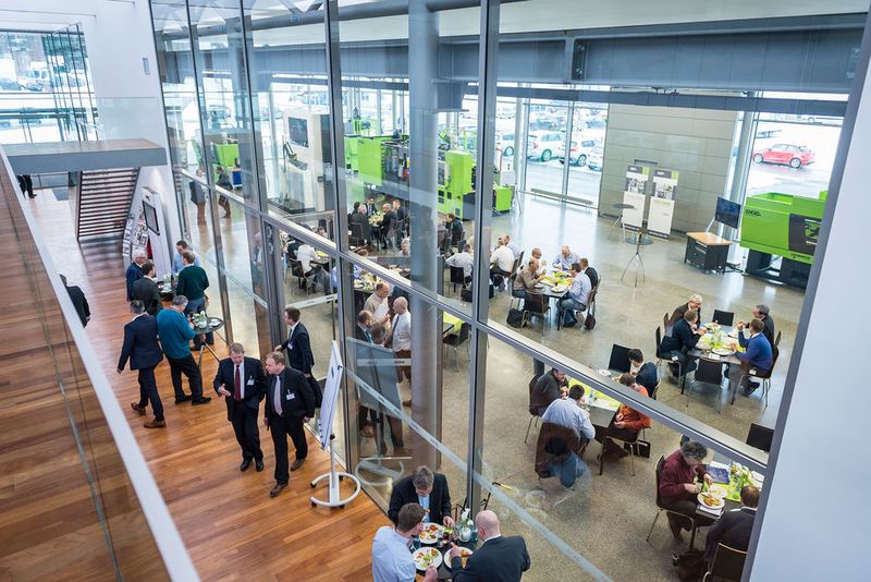Die zweitägige Veranstaltung im Engel Deutschland Technologieforum Stuttgart ließ auch Raum zum Netzwerken. (Bild: Engel)