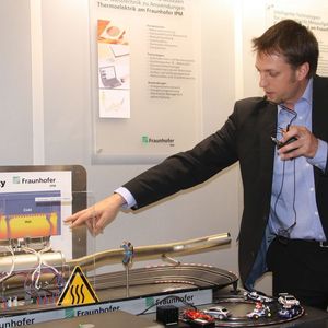 Die Flitzer werden über thermoelektrische Generatoren aus Bismut- oder Bleitellurid im Auspuff betrieben, erläutert Dr. Kilian Bartholomé vom Fraunhofer-IPM.   Bild: Zwettler