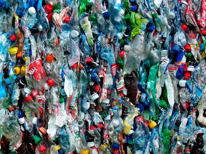 Plastikmüll gibt es mehr als genug auf dieser Welt. Zwei Unternehmen haben deshalb einfache Methoden entwickelt, mit denen der Verpackungsmüll auf bis zu 25 % reduziert werden soll. (gemeinfrei)