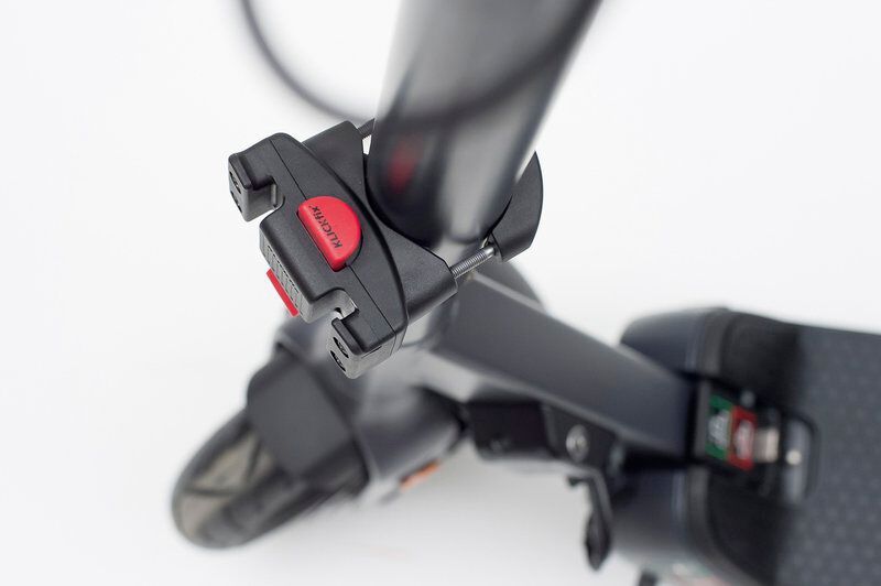 Eine neue Variante des Lenker-Adapters zur Montage an senkrechten Rohren mit Durchmessern von 36 bis 55 mm stellt Rixen & Kaul GmbH vor. Damit lassen sich Lenkerkörbe, Taschen und Rucksäcke an E-Scootern, Rollern oder Falträdern einfach anklicken und abnehmen. Lieferbar ab September 2023. (Bild: Rixen & Kaul GmbH)