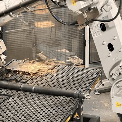 Durch das Zusammenspiel horizontaler und vertikaler Schleifscheiben wird mühelos einen 2-mm-Radius erzeugt bei 
maximaler Wirtschaftlichkeit.  (Bild: Teqram)