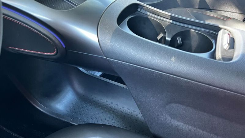 Unter die Mittelkonsole passt zum Beispiel die Handtasche. (Bild: Simon – VCG)