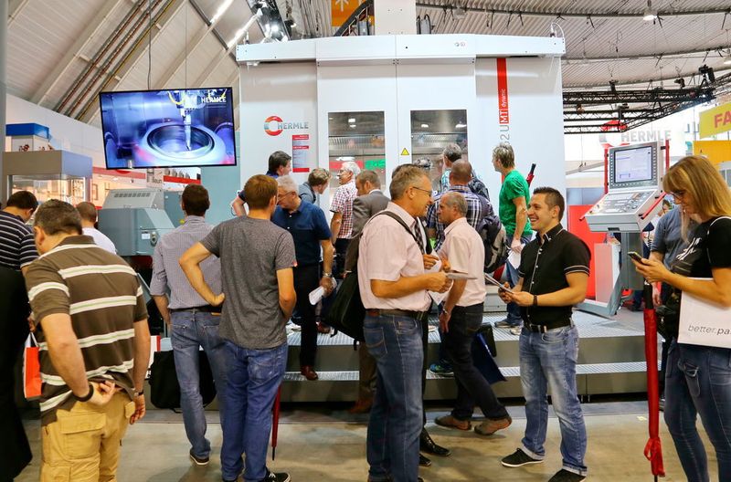 Grosses Besucherinteresse bei Hermle auf der AMB 2016: Das hochdynamische 5-Achsen-Bearbeitungszentrum C 62 U MT. (Anne Richter, SMM)
